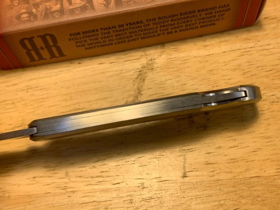 Navaja de bolsillo Rough Rider de acero inoxidable cepillado con bloqueo de 3 3/8" RR998 Foto 4 de 4