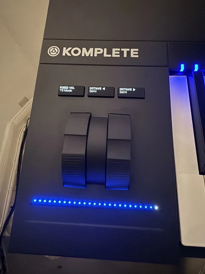 Native Instruments Komplete Kontrol S88 MK2 Keyboard Controller. Great Condition - Image 4 of 4