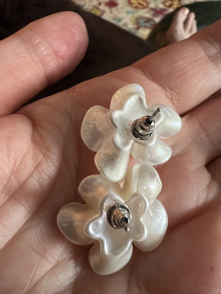 Pendientes de flores Zara acrílico perla blanco plata circonita cúbica Foto 4 de 4
