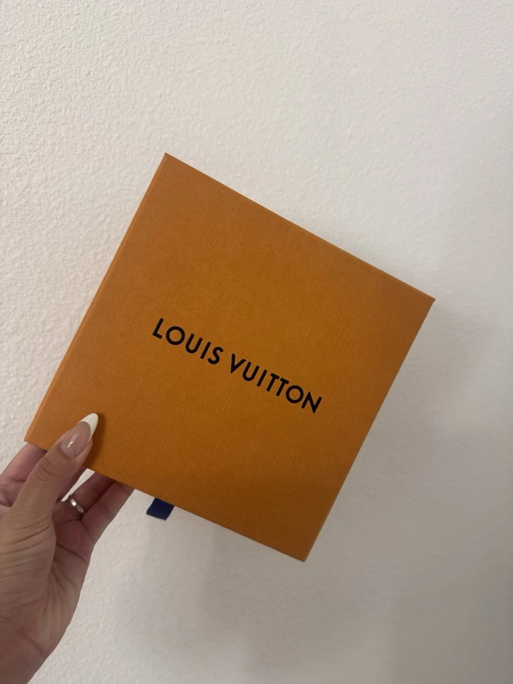 Двусторонний ремень Louis Vuitton с черной/коричневой монограммой и золотой пряжкой *НИКОГДА НЕ НОСИЛСЯ* - Изображение 2 из 4