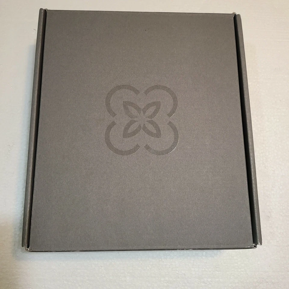 Anillo redondo de tres piedras de oro amarillo de 14K moissanita de Charles and Colvard, talla 8 Foto 2 de 4