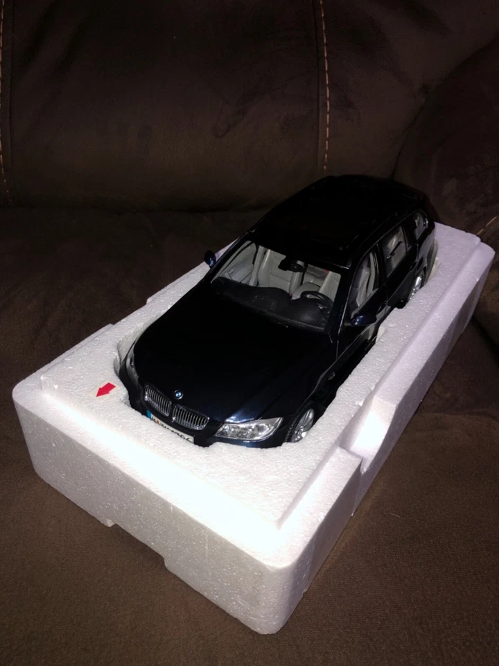 1/18 Kyosho 宝马 330i Touring 蓝色 全新带盒 压铸 状况完好 压铸 — 第 4/4 张图片