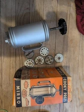 Mirro Vintage Aluminum Cake and Cookie Decorator Kit with Six Shapes Easy Grip