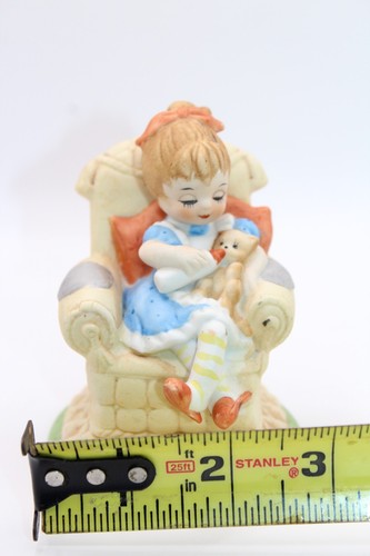 Statuina gattino vintage Lefton "Dollhouse Collection" ragazza in sedia 4"T - Foto 13 di 14
