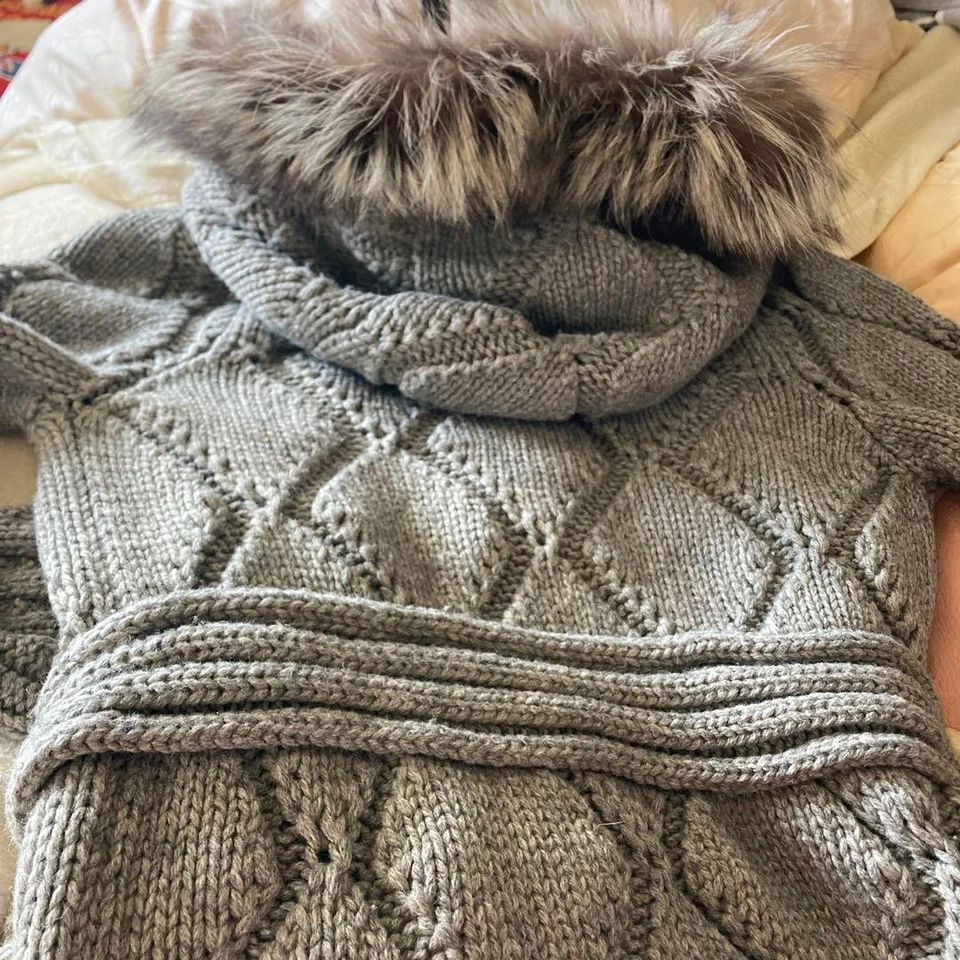 USED THIS GUCCI KNIT COAT COSTS OVER 200,000 YEN. THE FOX FUR HOOD ALSO STYLIS - Image 2 of 4