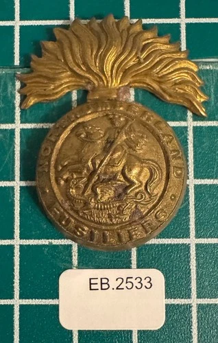 WW1 1915 Economy Issue All Brass Northumberland Fusiliers Cap Badge EB-2533