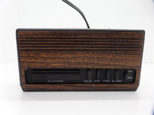 Vintage Spartus 1108 Wood Grain Digital Alarm Clock - Picture 6 of 9