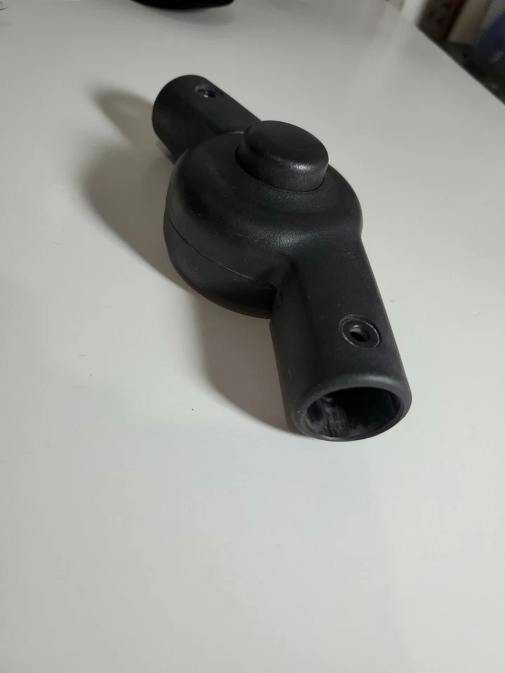 Cochecito Mamas And Papas Sola mango lateral derecho freno parte plegable negro. Foto 3 de 4