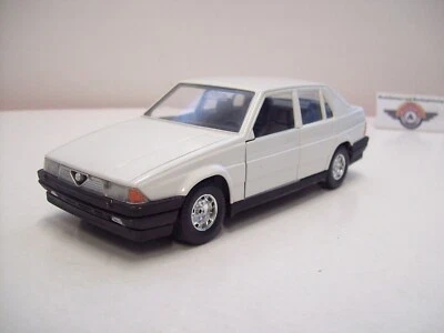 Alfa Romeo 75 Berlina "gesupert" (Painted), White, 1985, Bburago (Italy) 1:24 - Bild 1 von 4