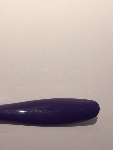 Gadget levantador de huevos Tupperware Egg Scooper #1334 púrpura nuevo - Imagen 3 de 4