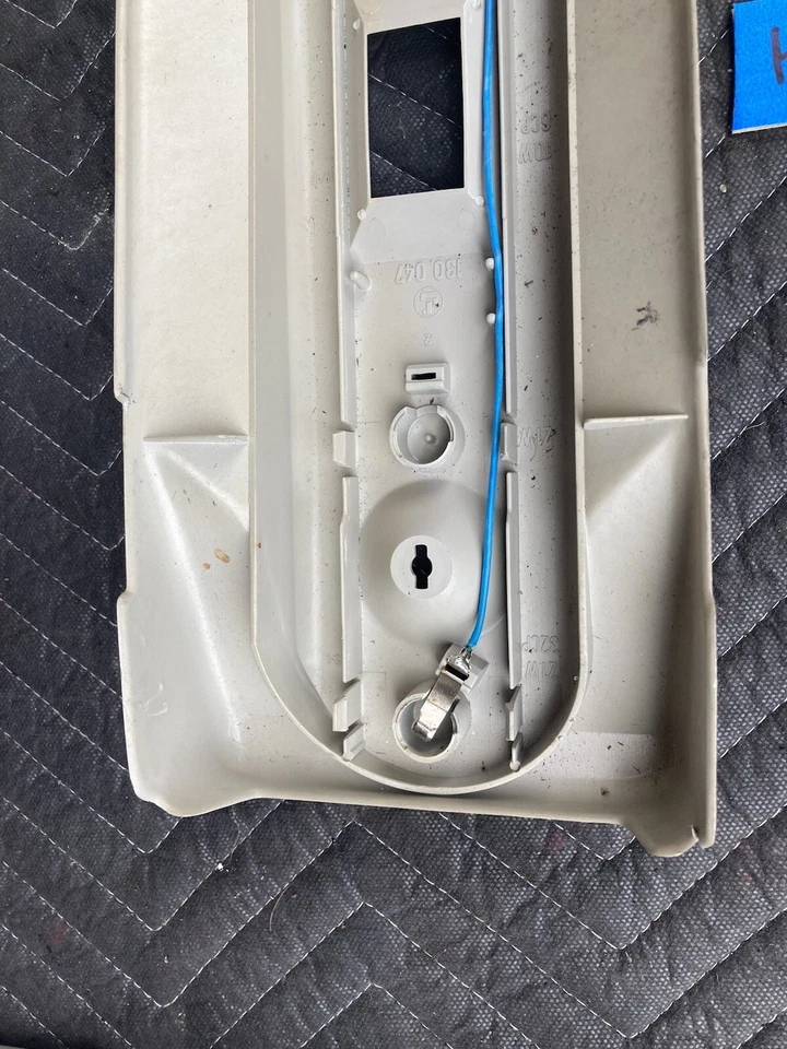 BMW E30 318i 325i 1982-1994 soporte bombilla trasera panel maletero 1368825 #2246M Foto 4 de 4