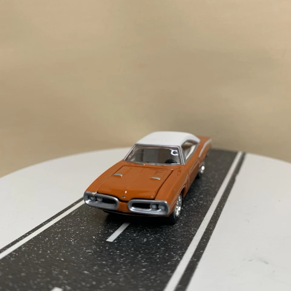 Johnny Lightning Auction Insanity 1970 Dodge Coronet Super Bee Orange/White NM - Image 3 of 4