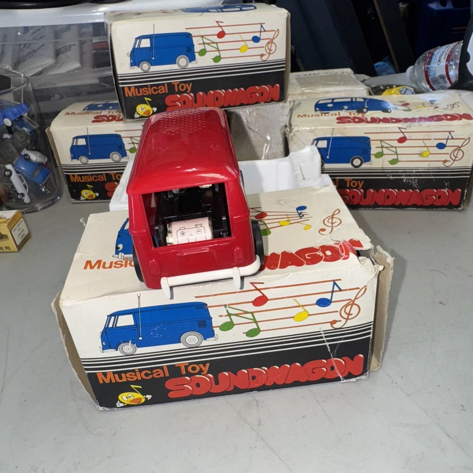 Vintage Tamco 1970s Red SOUNDWAGON VW Bus Record Player w/Box  - Image 4 of 4