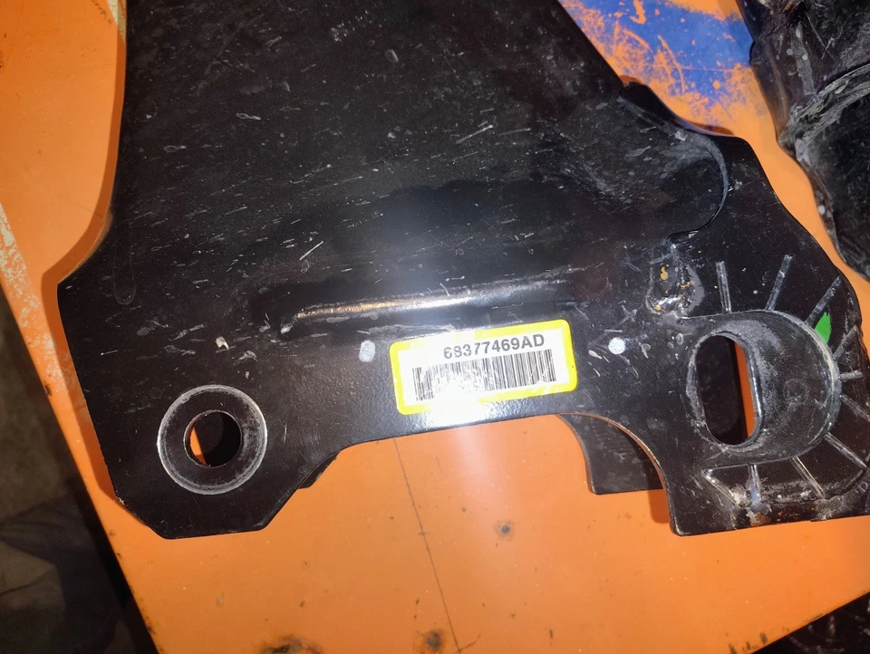 OEM 2025 RAM 3500 FRONT CONTROL ARMS 68377469AD / 68377468AD - Image 2 of 4