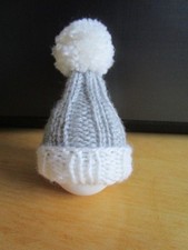 3 Eierm&uuml;tze M&uuml;tzen grau mit wei&szlig;em Bommel Eierw&auml;rmer -gestrickt  NEU Deko Ostern