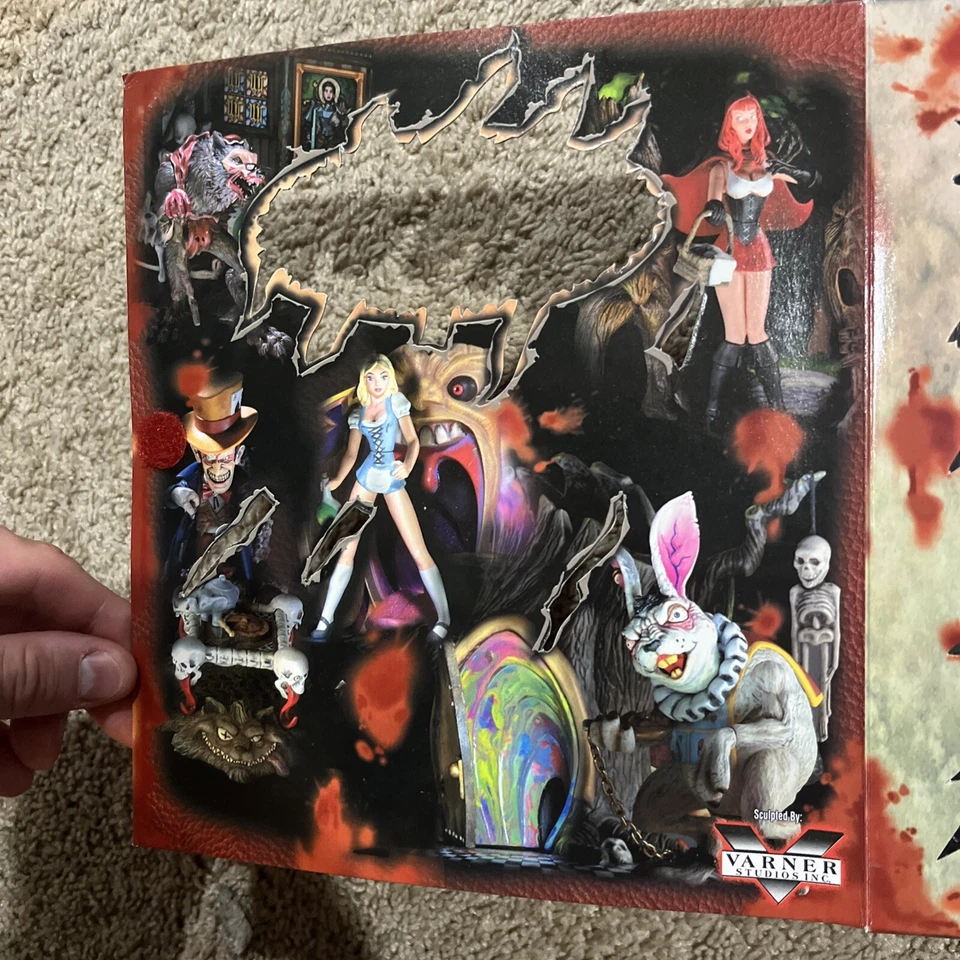 Mezco Scary Tales - Caperucita Roja Lil’ - 2001 Foto 3 de 4