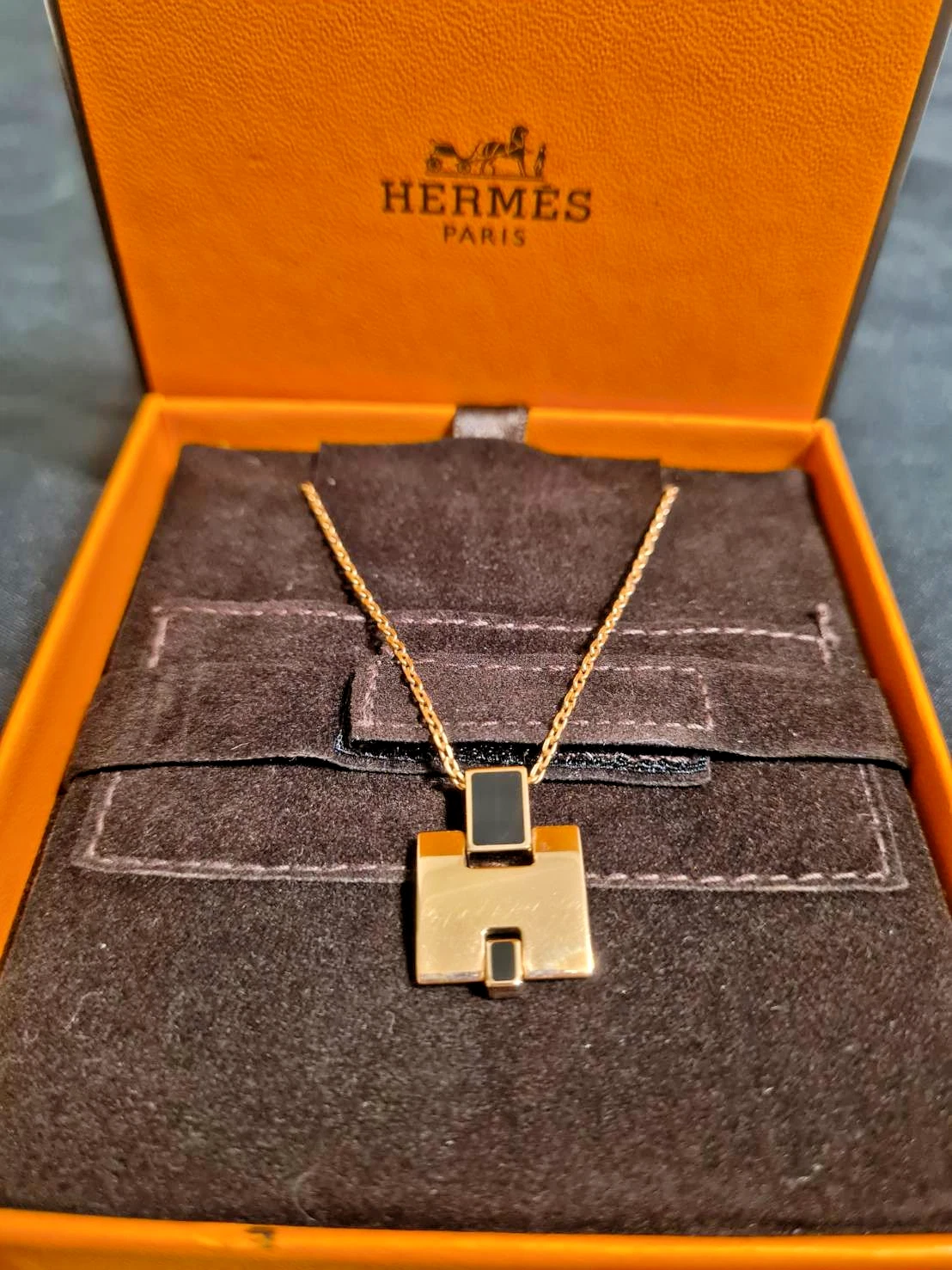 HERMÈS Collana con ciondolo Hermes Eileen placcata nero e oro con inclusioni