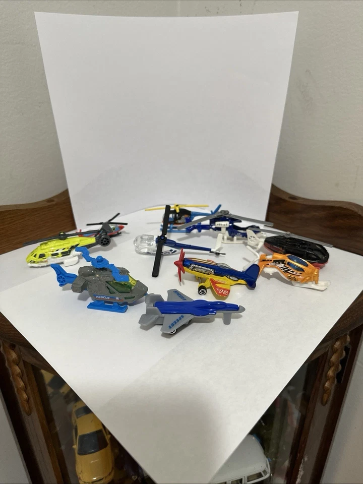 Spielzeugflugzeug und Hubschrauber Konvolut 9- und 1 Flugzeug