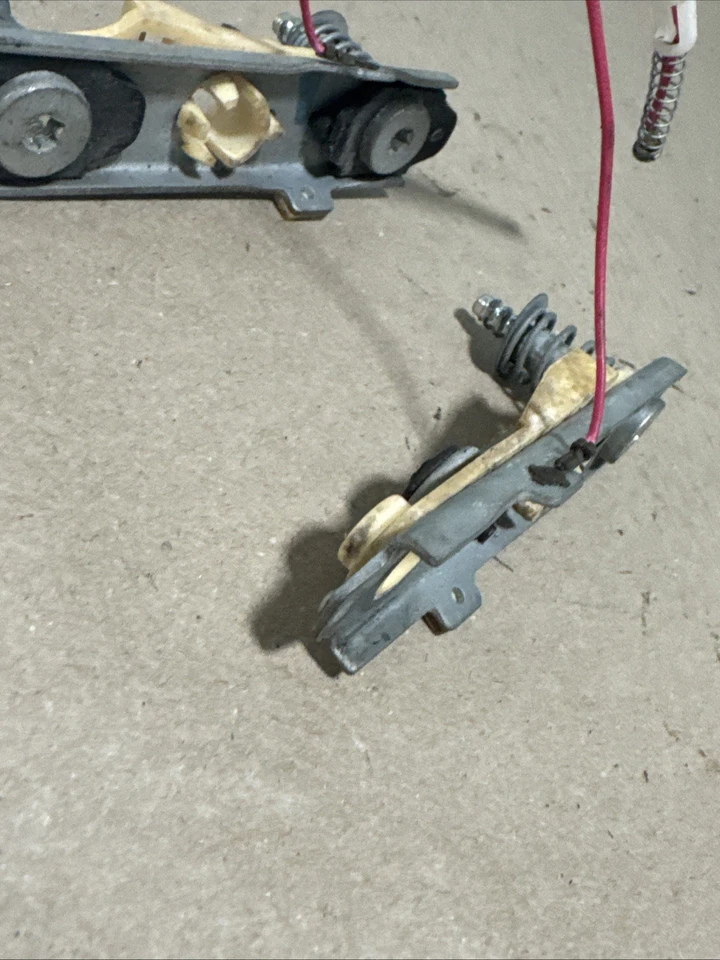 1994-2004 Chevrolet Chevy Steering Wheel Horn Bracket Silverado - Image 4 of 4