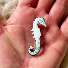 Vintage White Green Seahorse Figural Broach Enamel Ocean Sea Life nautical SWEET