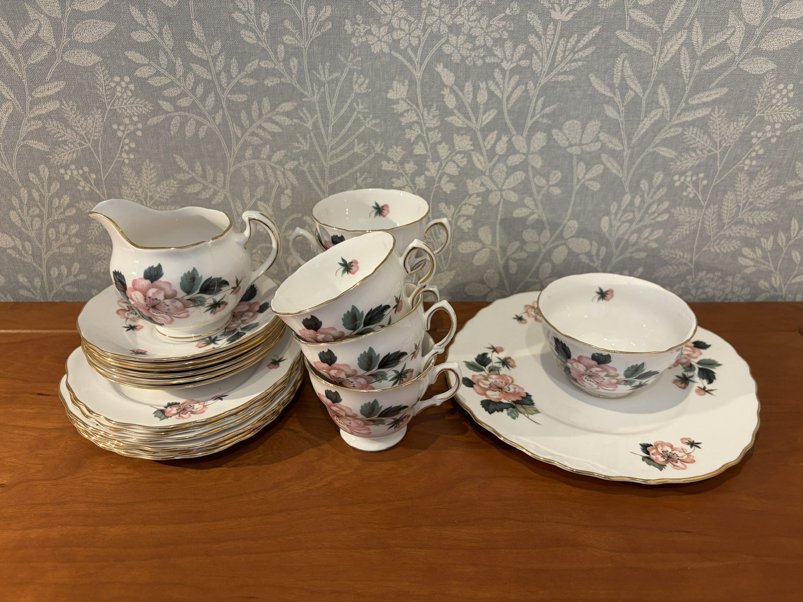Tazas de té vintage Crown Royal Bone China rosas rosas platillos platos tazón jarra
