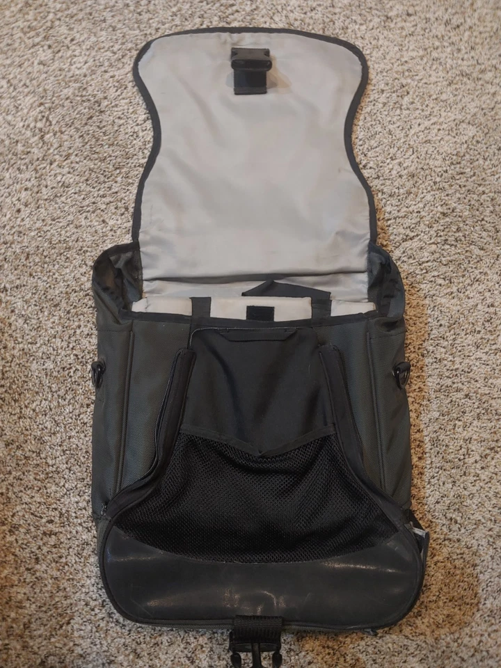 Mochila para portátil Kensington Saddlebag Pro con cajón inferior de plástico duro.  Foto 2 de 4