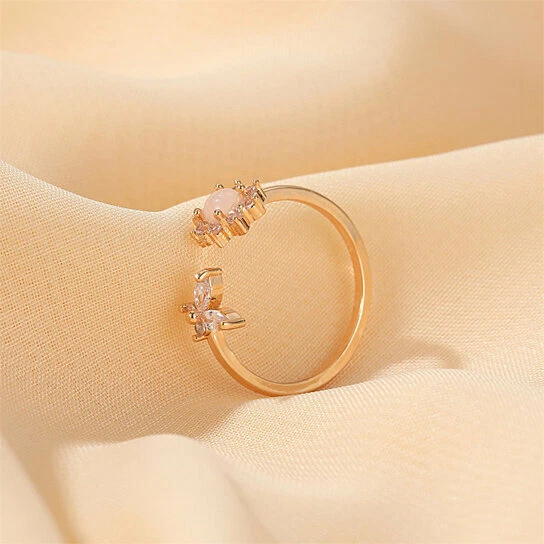 Banda abierta simulada de piedra lunar rosa y moissanita blanca para mujer en oro amarillo de 10 quilates Foto 2 de 4