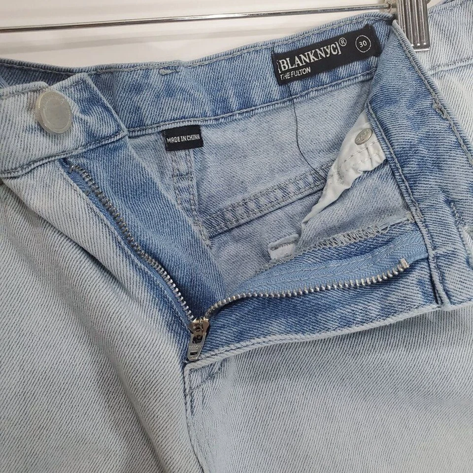 Shorts jeans feminino BLANK NYC tamanho 30 The Fulton bainha crua Y2K cintura alta lavagem leve - Imagem 3 de 4