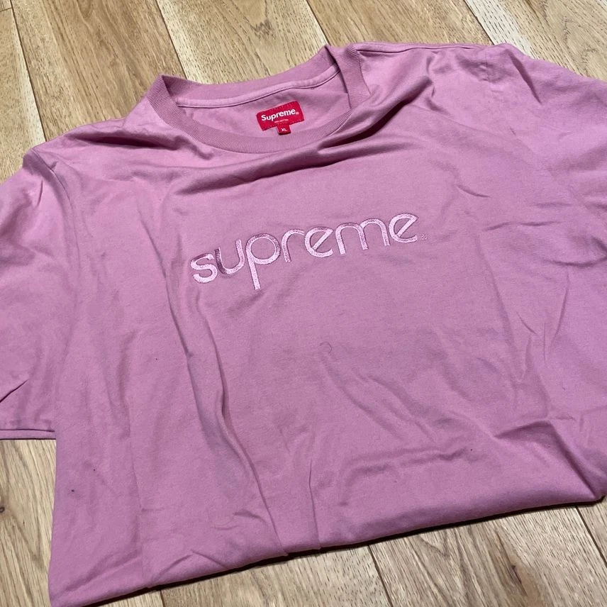 Supreme   Tee shirt brodé sur ton