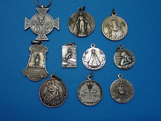 excelente LOTE DE 10 MEDALLAS ANTIGUAS DE SANTOS / MONASTERIO FRANCIA