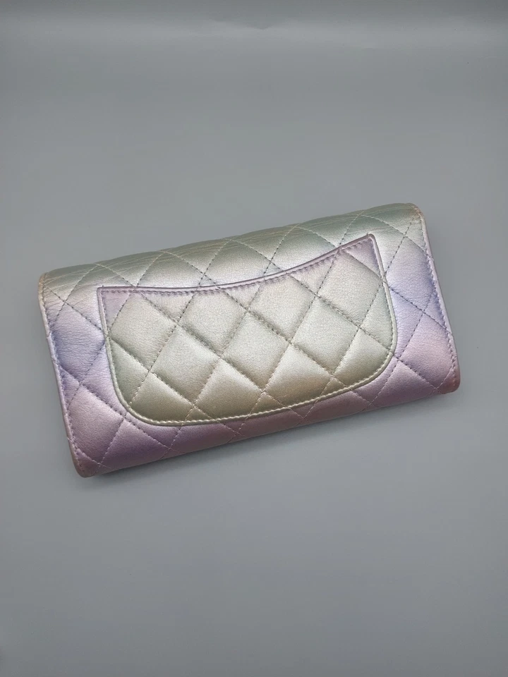 Bolso sin asas/cartera Chanel degradado metálico de piel de becerro acolchado grande con solapa reforzada Foto 3 de 4