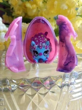 Hatchimals Colleggtibles Cosmic Candy PATTERNED VANILLA MACOW & DISPLAY EGG