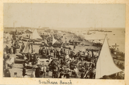 Angleterre, Portsmouth, Vacanciers à Southsea Beach, ca.1880, Vintage albumen pr - Afbeelding 1 van 1