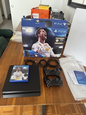 Sony PlayStation 4 PS4 Slim 1 TB Schwarz, Inkl. 2 Controller, FIFA 18