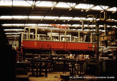 DIA Tatra im Aufbau Straßenbahn Berlin RAW 1990 35mm ungerahmt A-HA8-5