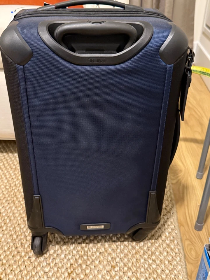 Tumi Gen 4.2 Navy & Black 22" International Carry On 4 Wheel 140513 - Image 2 of 4