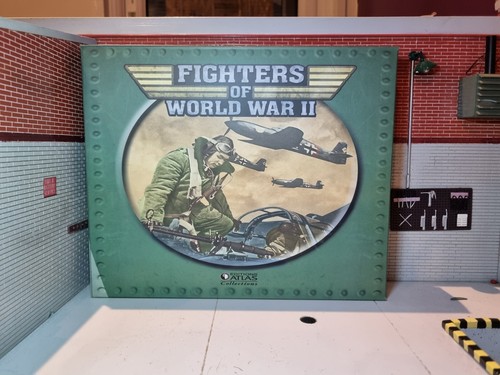 Modellino pressofuso 1:72 Lockheed P-38J Lightning USAF con supporto aereo in metallo 1944 WW2 - Foto 8 di 8