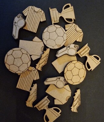 18x gemischte Fußball Elemente MDF Basteln Formen Verzierungen. Verschiedene Größen