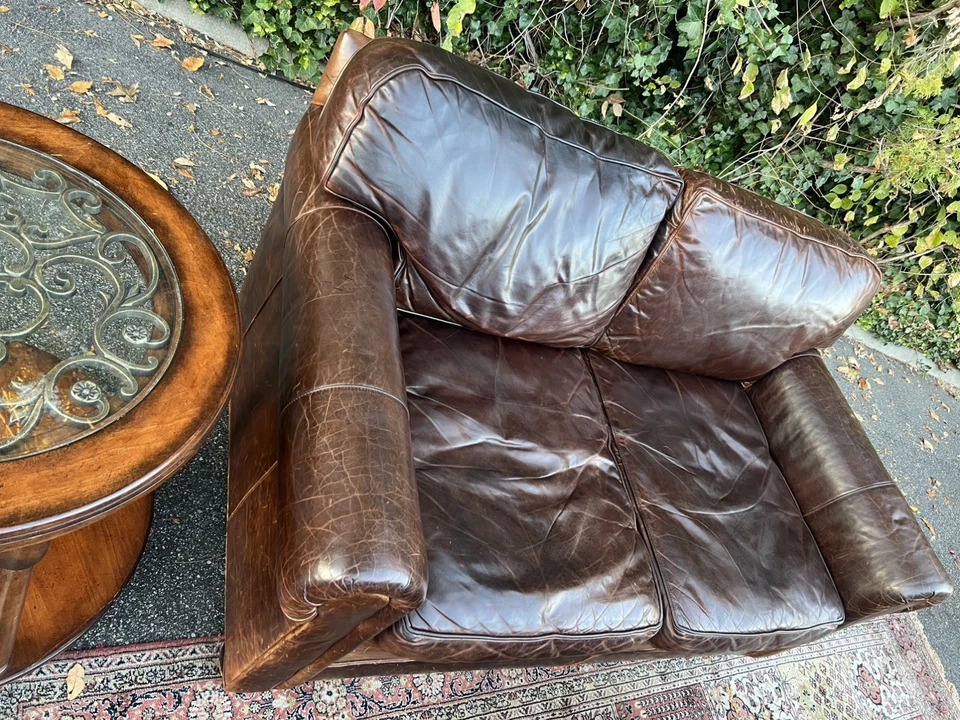 🚚** Free Delivery ** Restoration Hardware Leather Love Seat   🚚 - Image 3 of 4