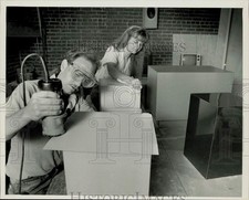 1985 Press Photo Jimmy and Susan Connolly making wooden cubes at furniture shop