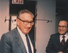 Henry Kissinger Autogramm signed 20x25 cm Bild