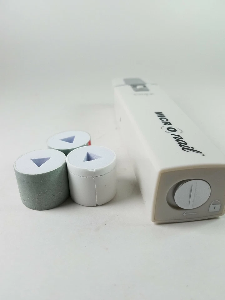 Pulidor de uñas portátil eléctrico con rodillos Emjoi Micro-Nail Foto 2 de 4