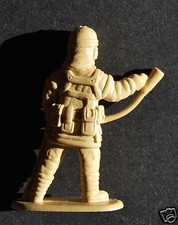 FIREFIGHTER PLASTIC FIGURE, 2" TALL 4,8 cm , GREAT FOR DIECAST ACCESSORIES, N 4