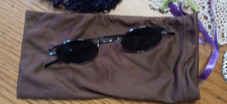 Victorian/Civil War Style Snood Hair Net, Lace Hair Cover, Plastic Broach, Glass - Image 2 of 4