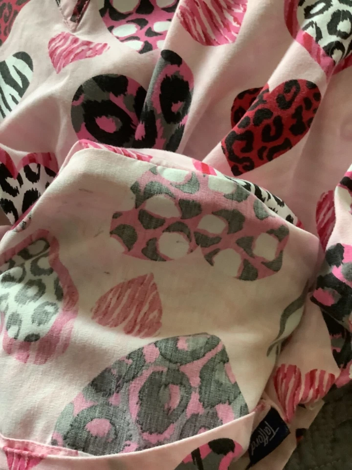 TAFFORD Scrub Top Womens Valentine Hearts Animal Print Hearts Pink Black XS-SM - Image 4 of 4