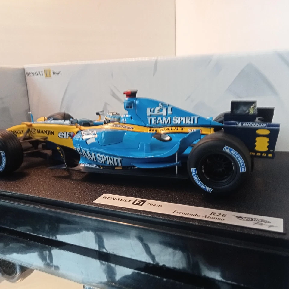 Hot Wheels scale 1:18 Renault F1 Team R26 Fernando Alonso Racing Car / PRISTINE - Image 3 of 4