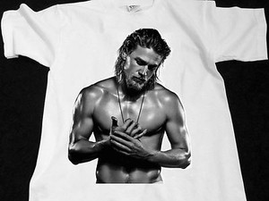 PICS] Charlie Hunnam Is Sexy Even In A T-Shirt & Jeans - Foto 2