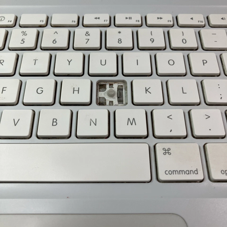 Apple MacBook  Model Number A1114 - Untested And For Parts Only - Image 3 of 4