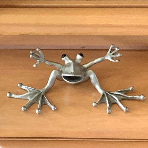 "Estatuilla pisapapeles vintage de rana abrazando peltre peltre firmado 5,25"" de ancho" - Imagen 9 de 10