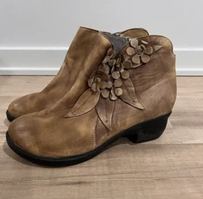 SOCOFY Leather Ankle Boot Floral Detail Flowers 41 Tan Bootie Art to Wear Unique